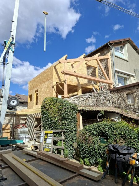 création de murs à ossature bois, d’une charpente et de structures de plancher pour une rénovation-extension sur bâti existant