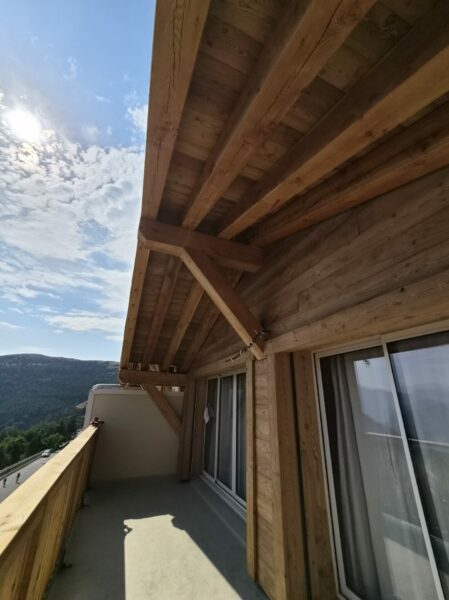 Rénovation d’une façade et de balcons en mélèze à l’Alpe d’Huez