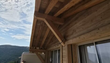 Rénovation d’une façade et de balcons en mélèze à l’Alpe d’Huez