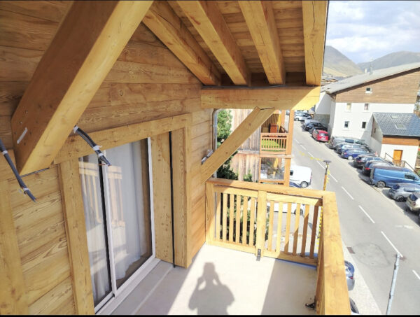 Rénovation-d’une-façade-et-de-balcons-en-mélèze